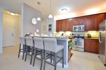 Breakfast Bar and Kitchen