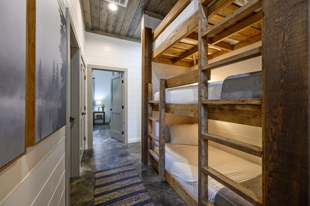 Hallway bunk beds (sleeps 3)