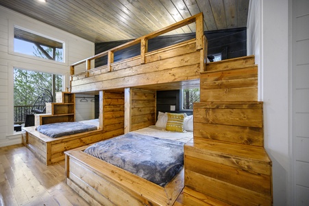 Two sets of twin-over-full bunk beds comfortably sleeps 4-6 guests