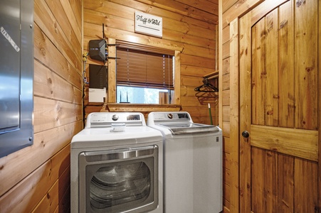 Washer and dryer provided in laundry closet
