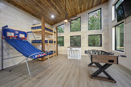 Game on!  Upstairs bunk/game room (sleeps 6)