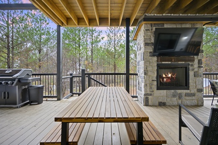 Downstairs back deck with outdoor dining table