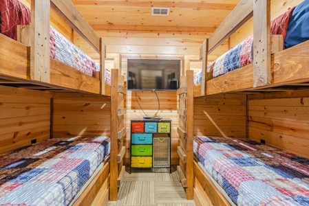 Upstairs bunk room (sleeps 4)