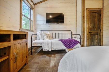 "Crown Royal" Suite - Upstairs (sleeps 3)