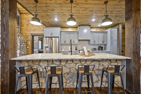 Additional seating for 4 at the breakfast bar