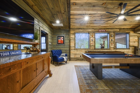 Upstairs game room loft (TV)