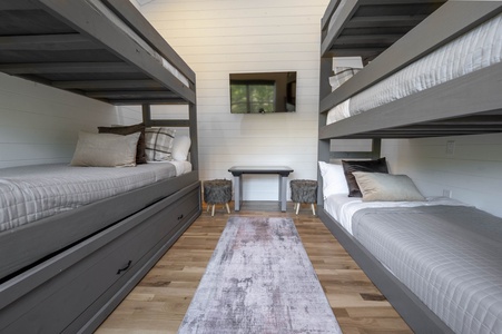 Upstairs bunk room - twin beds (sleeps 6)