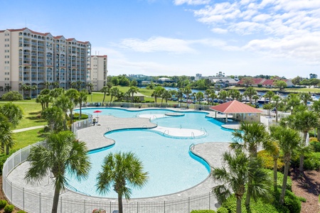 Guests have access to the resort pool of Barefoot Golf and Resort, less than a mile away.
