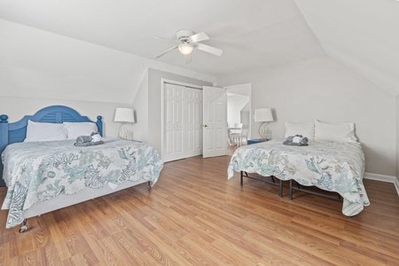 6th Bedroom: 2 Queen beds, 4th floor