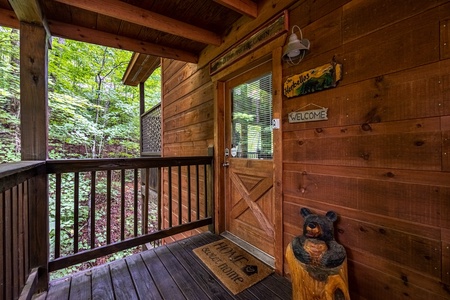 Bear and welcome sign at Lazy Bear Lodge