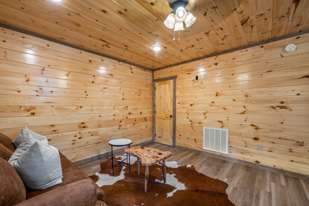 at flashy splashy lodge a 4 bedroom cabin rental located in gatlinburg