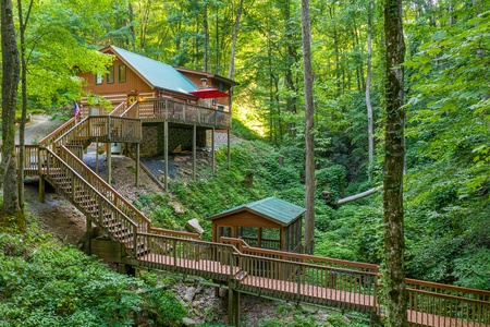 CABIN BY THE CREEKSIDE