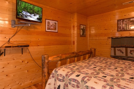 TV in a bedroom at Country Bear's Getaway, a 3-bedroom cabin rental located in Gatlinburg