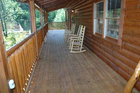 rocking chars on deck at alpine sondance a 2 bedroom cabin rental located in pigeon forge