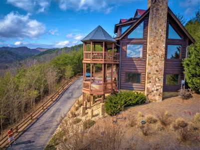 Driveway to Mountain Mama, a 3 bedroom cabin rental located in Pigeon Forge