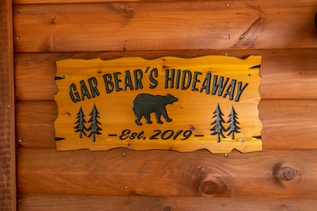 Sign at Gar Bear's Hideaway, a 3 bedroom cabin rental located in Pigeon Forge
