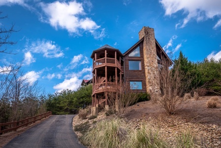 Driveway at Mountain Mama, a 3 bedroom cabin rental located in Pigeon Forge