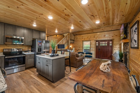 at flashy splashy lodge a 4 bedroom cabin rental located in gatlinburg