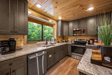 at flashy splashy lodge a 4 bedroom cabin rental located in gatlinburg