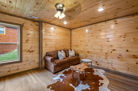 at flashy splashy lodge a 4 bedroom cabin rental located in gatlinburg