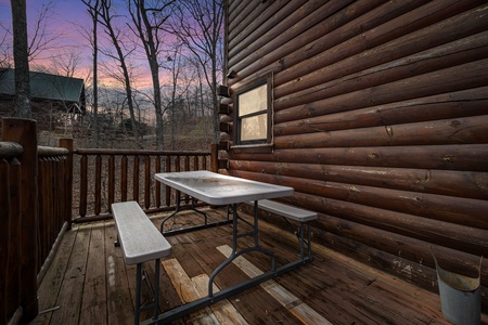 Picnic table at Country Bear's Getaway, a 3-bedroom cabin rental located in Gatlinburg