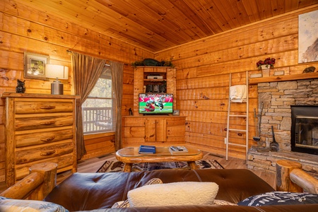 Living room at Mountain Magic, a 1 bedroom cabin rental located in Pigeon Forge