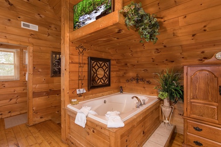Jacuzzi tub at Hanky Panky, a 1-bedroom cabin rental located in Pigeon Forge