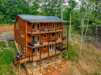 at flashy splashy lodge a 4 bedroom cabin rental located in gatlinburg