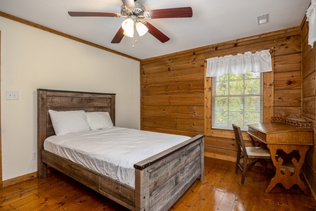 Bedroom with Desk and chair at Tammy's Place At Baskins Creek