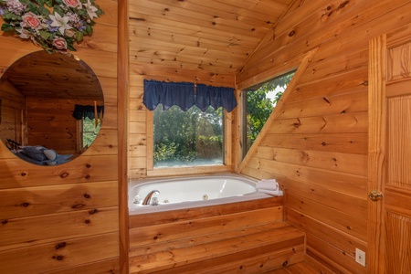 jacuzzi tub at angel's majestic view a 3 bedroom cabin rental located in pigeon forge