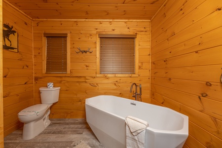 Soaking tub at J's Hideaway, a 4 bedroom cabin rental located in Pigeon Forge