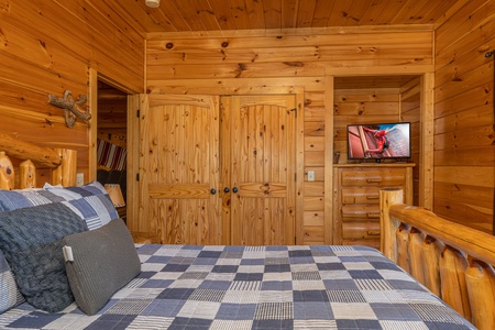 Dresser and TV in a bedroom at God's Country, a 4 bedroom cabin rental located in Pigeon Forge