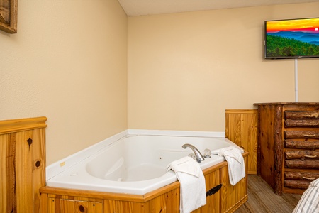 Jacuzzi tub at Liam's Lookout, a 2 bedroom cabin rental located in Pigeon Forge