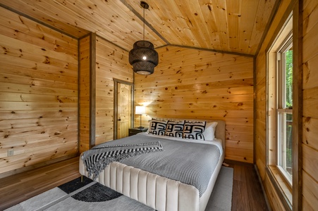 at flashy splashy lodge a 4 bedroom cabin rental located in gatlinburg