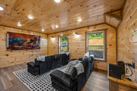 at flashy splashy lodge a 4 bedroom cabin rental located in gatlinburg