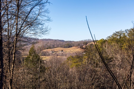 Near Moonshiner's Ridge, a 1-bedroom cabin rental located in Pigeon Forge