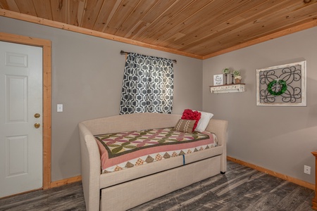 Trundle bed in a bedroom at Bearadise 4 Us, a 3 bedroom cabin rental located in Pigeon Forge
