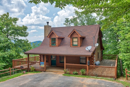 Parking area and entryway at Cabin in the Clouds, a 3-bedroom cabin rental located in Pigeon Forge