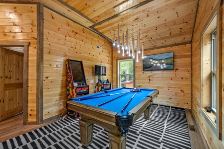 at flashy splashy lodge a 4 bedroom cabin rental located in gatlinburg