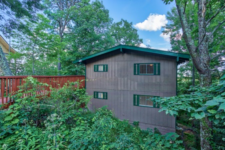 Side view of Bushwood Lodge, a 3-bedroom cabin rental located in Gatlinburg