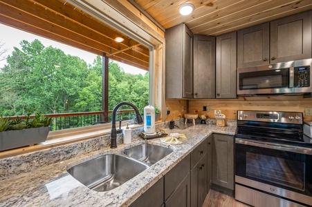 at flashy splashy lodge a 4 bedroom cabin rental located in gatlinburg