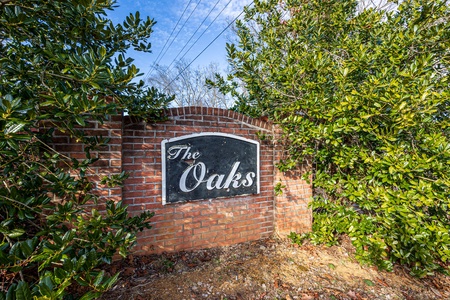 The Oaks Resort Sign