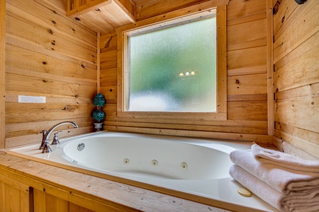 Jacuzzi tub at Lazy Bear Lodge