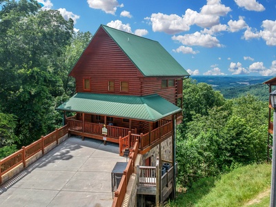 Driveway at Eagle's Sunrise, a 2 bedroom cabin rental located in Pigeon Forge