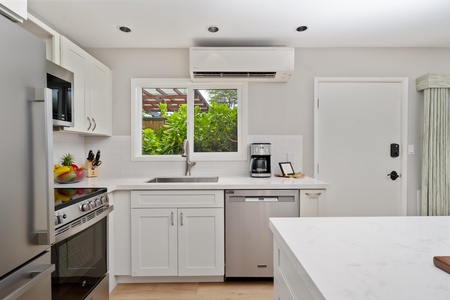 Full kitchen with breakfast bar