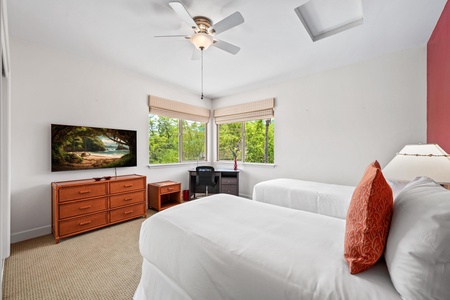 Guest bedroom with twin beds