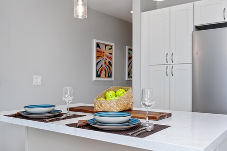 Full kitchen with breakfast bar