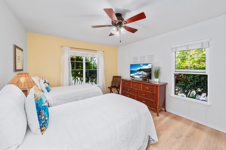 Guest bedroom with twin beds
