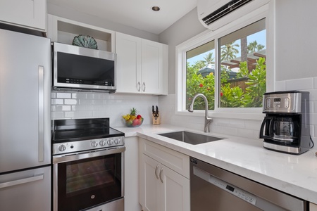 Full kitchen with breakfast bar