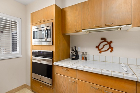 Well equipped kitchen with all required appliances and cookware.